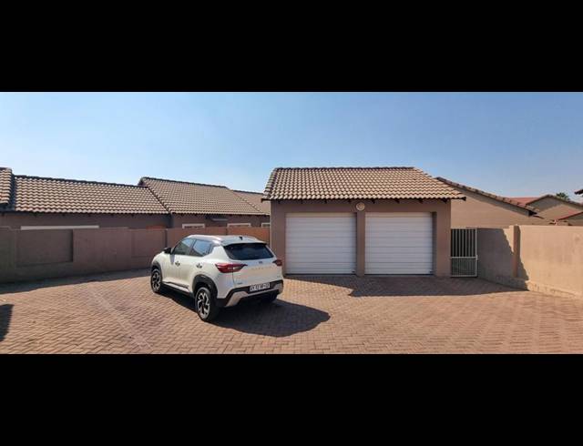 3 BEDROOM TOWNHOUSE FOR SALE IN THATCHFIELD